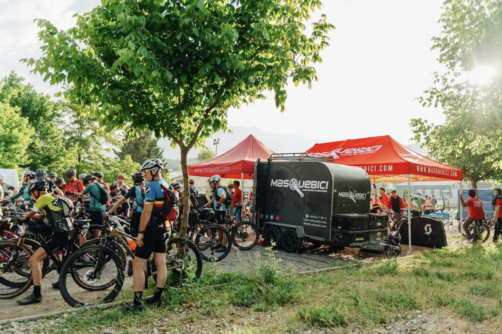 MASQUEBICI mechanical support van and riders at the start of a Titan World Series stage race