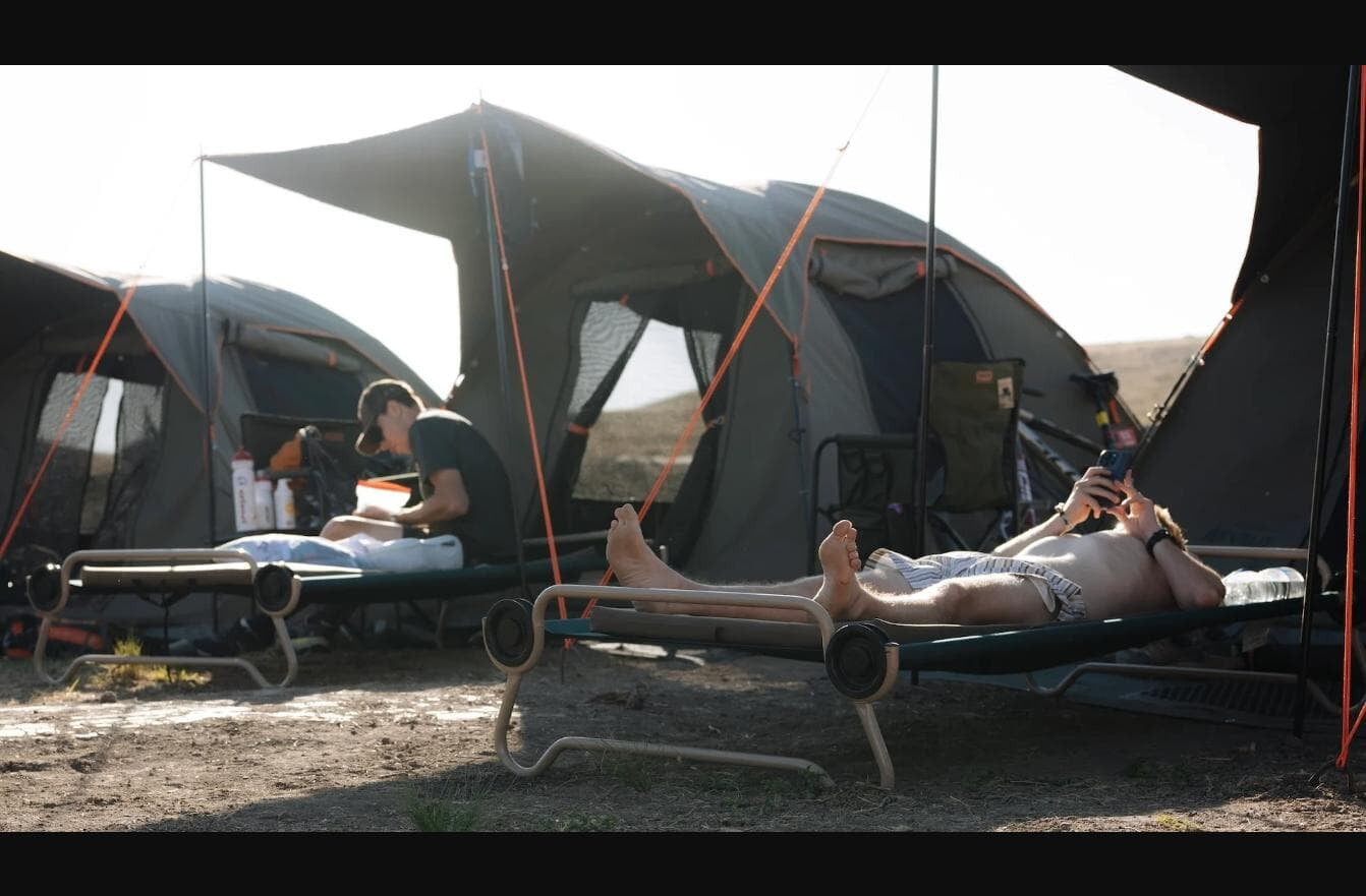 Corredores descansando en una tienda de un Burn Camp de la Nedbank Gravel Burn